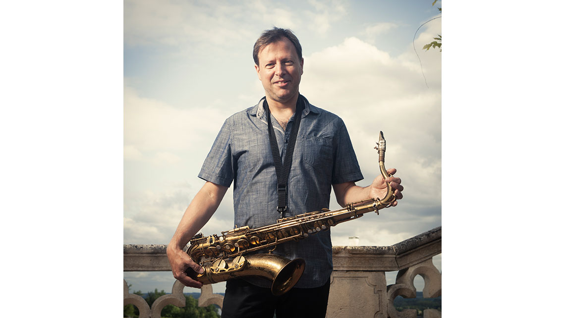 Portrait de Chris Potter avec son saxophone à Jazz and Wine ; © Richard Nourry