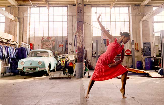 Portrait d'Alix, danseuse au conservatoire de Bordeaux, photographiée dans un atelier de réparation automobile