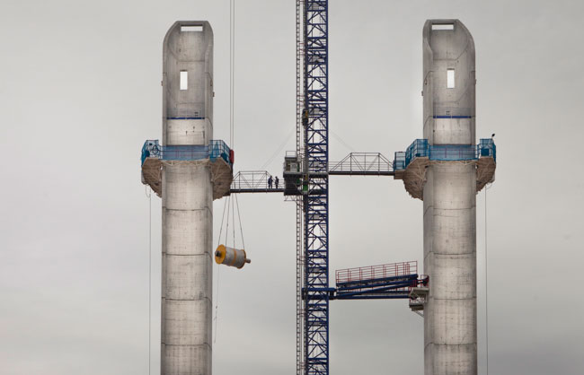 photographie de Richard Nourry des pilones du pont Chaban-Delmas lors de sa construction