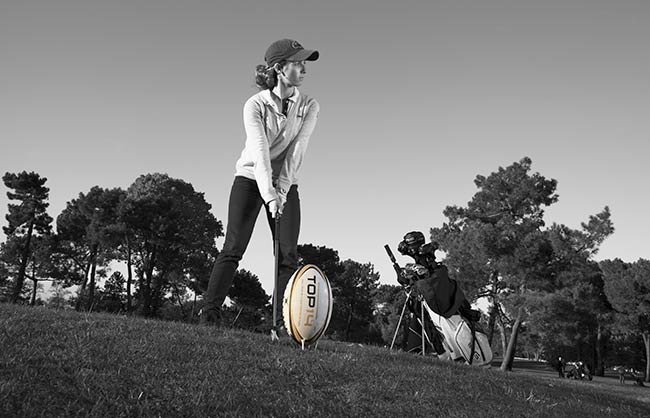 Photographie d'une golfeuse tapant dans un ballon de rugby afin de promouvoir les demi-finales 2015 du Top 14 à Bordeaux