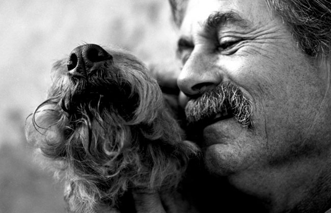 Photographie de Richard Nourry illustrant une série de portraits de vignerons des Côtes de Bourg avec leur chien