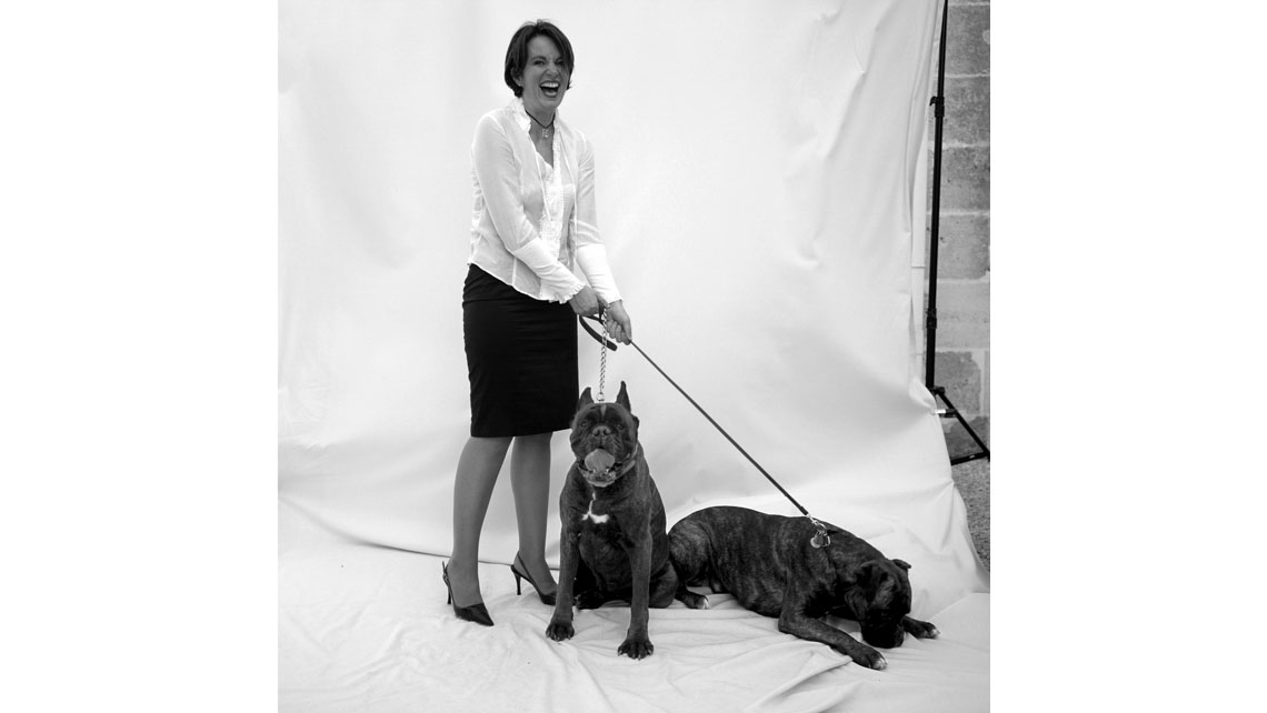 Portrait de Delphine Faure Maison et de ses deux chiens Oslo et Haddock au Château Belair Coubet - Côtes de Bourg ; © Richard Nourry