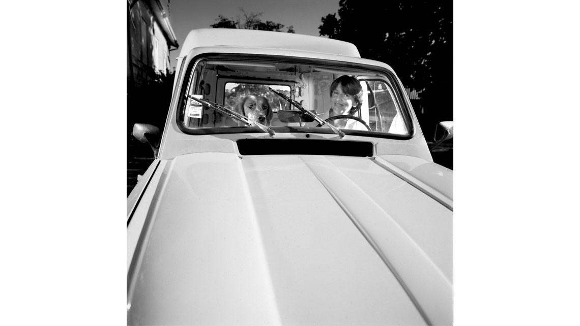 Portrait de Florence Rios et d'Appolon, son chien, Château Camponac - Côtes de Bourg ; © Richard Nourry