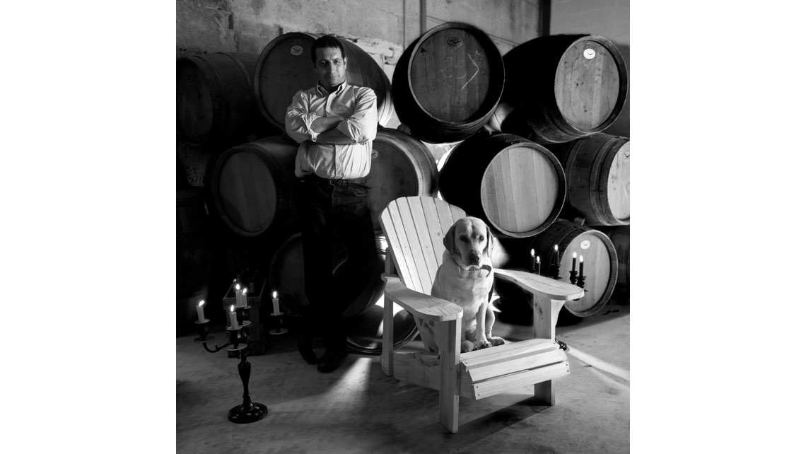 Portrait de Stéphane Donze et de son chien Verone, Château Martinat - Côtes de Bourg ; © Richard Nourry