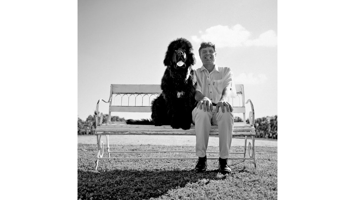 Portrait de Christophe Bonnet et de son chien Bacchus, Château Haut-Guiraud - Côtes de Bourg ; © Richard Nourry