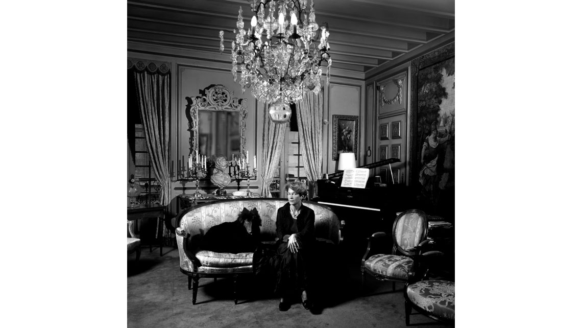 Portrait d'Annie Birot-Meneuvrier et de son chien Bémol, Château La Croix Davids - Côtes de Bourg ; © Richard Nourry