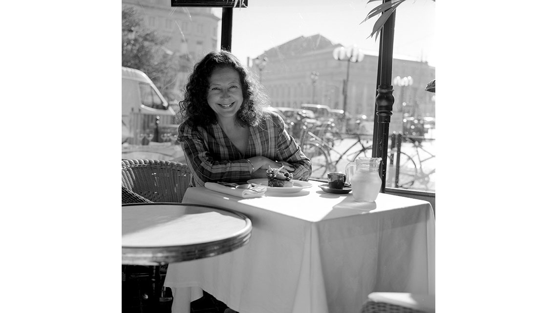 Portrait en noir et blanc d'Anne Farges, vigneronne du Château Romer (Sauterne - Cru classique d'Yvon Mau), assise à une terrasse dans Bordeaux; © Richard Nourry