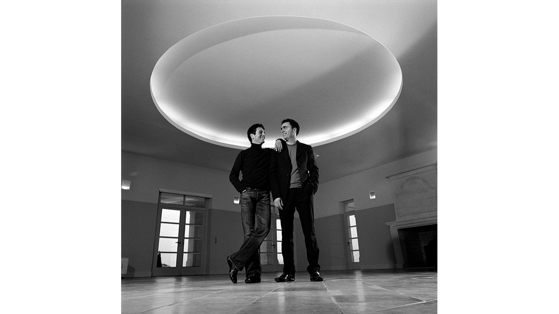 Portrait en noir et blanc de deux frères Meffre - Château Lalande des Moulins, (Saint Julien - Cru classique d'Yvon Mau)- dans une pièce du château sous une coupole ; © Richard Nourry