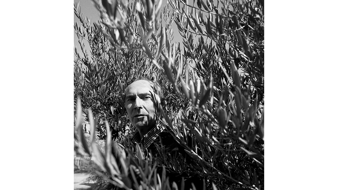 Portrait de Jean-Paul Lalande, Château Les Vieux Ormes (Pomerol - Cru classique d'Yvon Mau), photographié en noir et blanc dans la nature ; © Richard Nourry